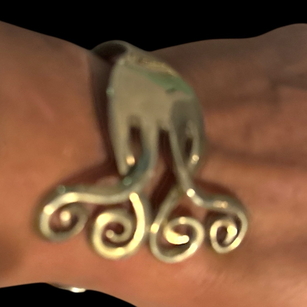 Elegant Silver Swirl Design Bangle Bracelet - Picture 10 of 11